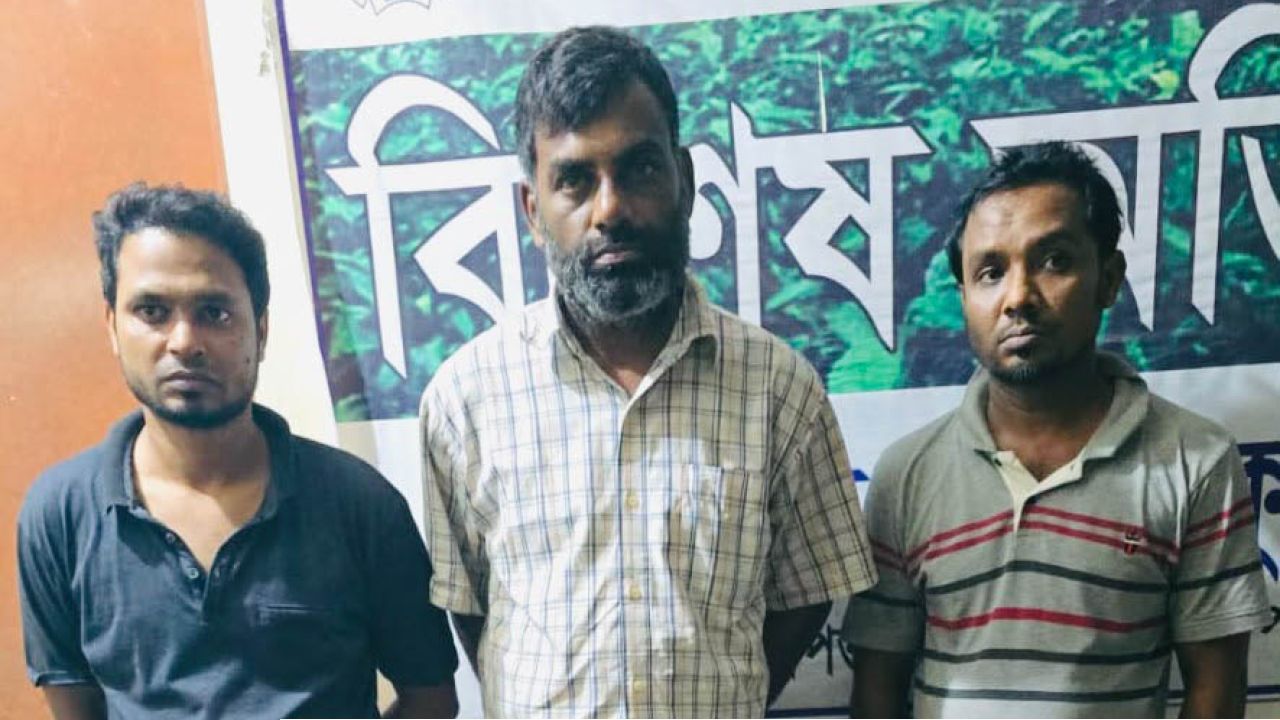 দেবীদ্বারে মুরগীর ফার্মে যুবদল নেতাসহ ৩ যুবককে মাদক সেবনরত অবস্থায় আটক