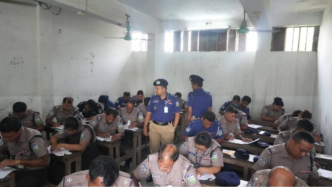ময়মনসিংহে পুলিশের কর্মকর্তা ও কর্মচারীদের বিভাগীয় পদোন্নতি বহুনির্বাচনী পরীক্ষা অনুষ্ঠিত 