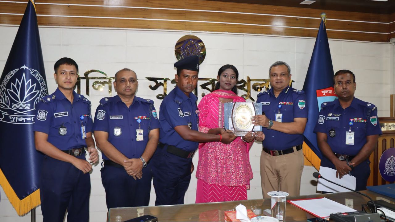 খুলনায় বাংলাদেশ পুলিশ মেধাবৃত্তি-২০২৪ ও ২০২৫ প্রদান