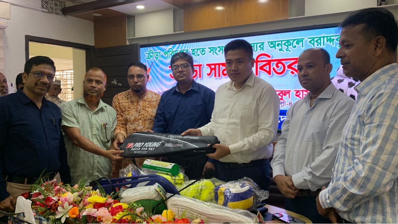 দেবীদ্বার ৫২ উচ্চ বিদ‍্যালয়ের ১০ টিতে পেল ক্রীড়া সামগ্রী