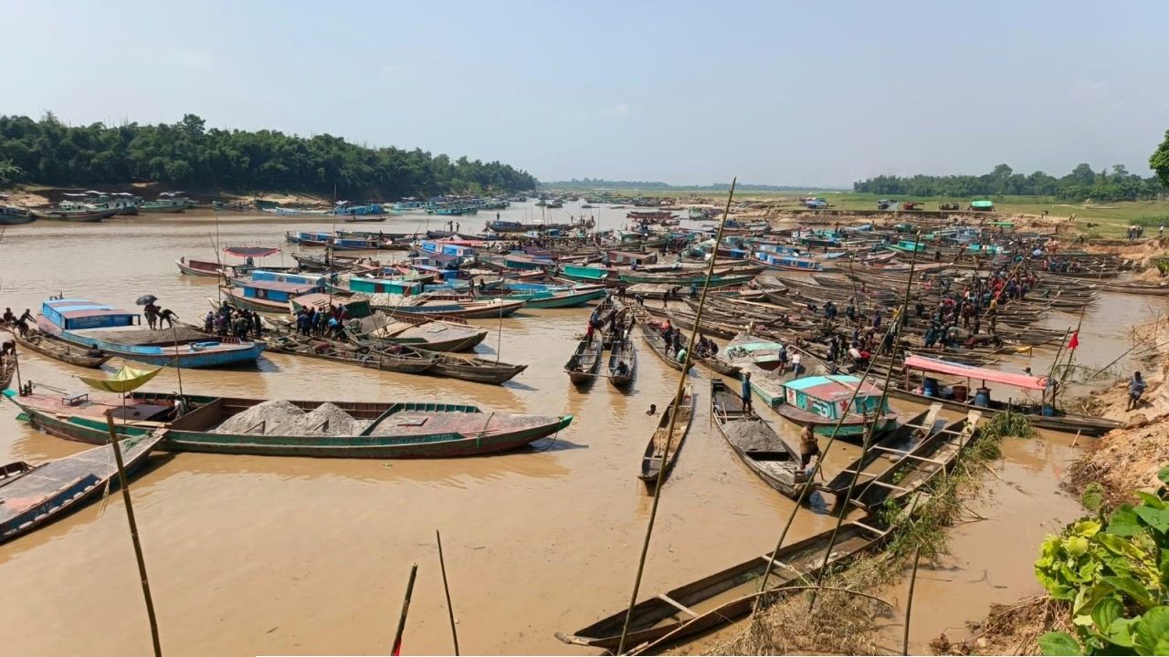 সুনামগঞ্জের দোয়ারাবাজারে মরা চেলা নদীতে ড্রেজার তান্ডবে জনপদ বিলীন
