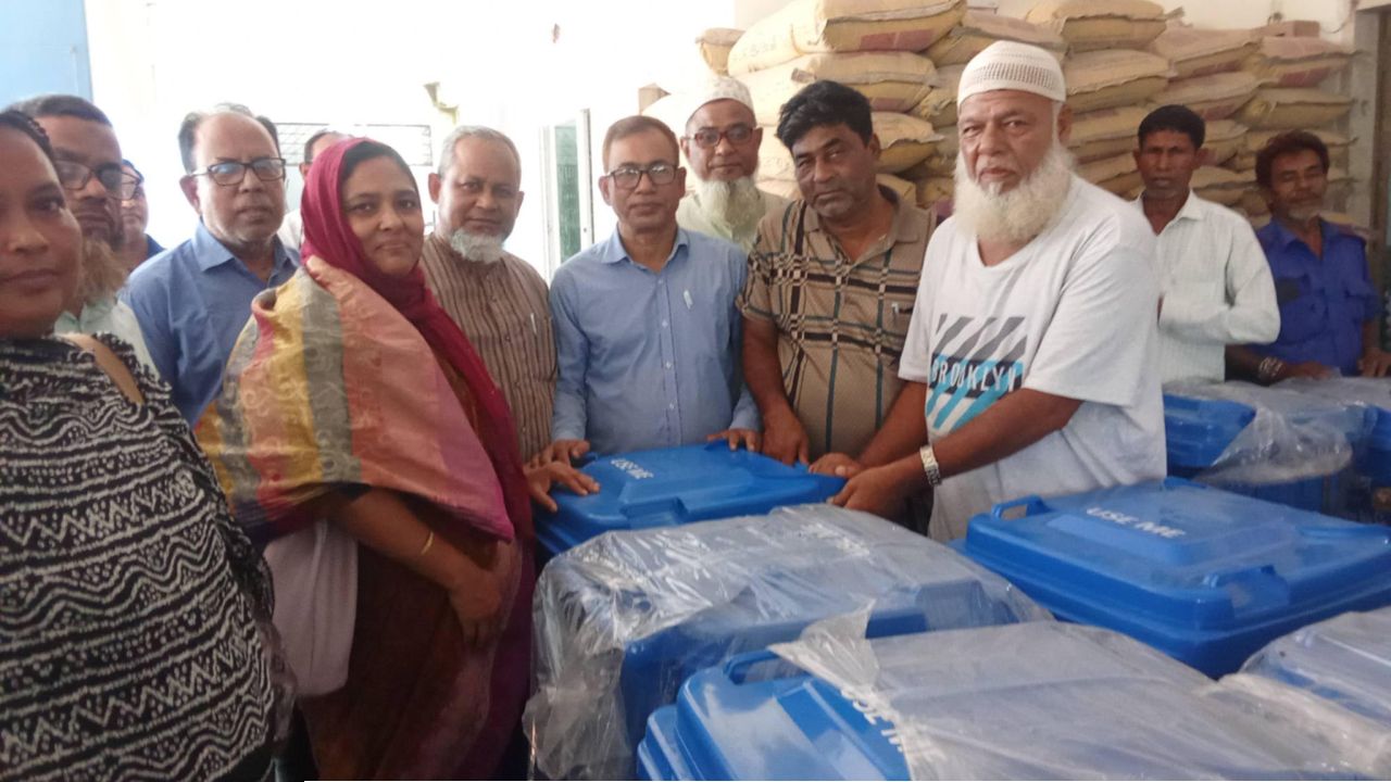 আত্রাইয়ে আহসানগঞ্জ ইউনিয়নের বিভিন্ন প্রতিষ্ঠানে ডাস্টবিন বিতরণ 