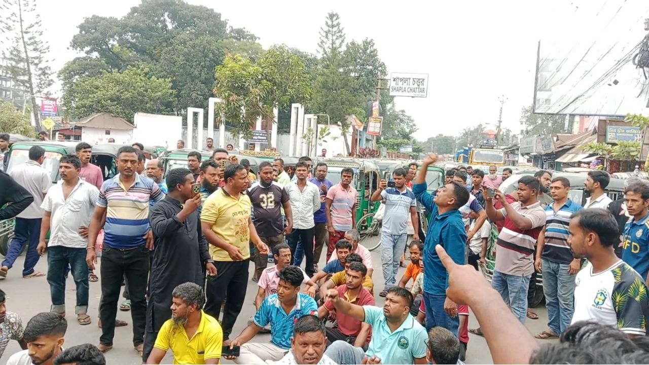 কুড়িগ্রামের সব সড়কে  সিএনজি চলাচলের অনুমতির দাবিতে চালকদের সড়ক অবরোধ