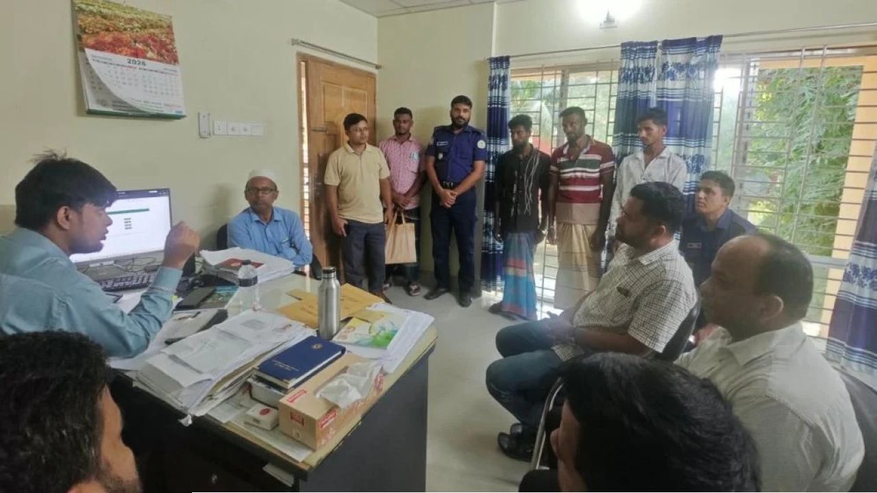 ভোলার তজুমদ্দিনে নিষেধাজ্ঞা অমান্য করে ইলিশ ধরায় ৩ জেলের কারাদণ্ড