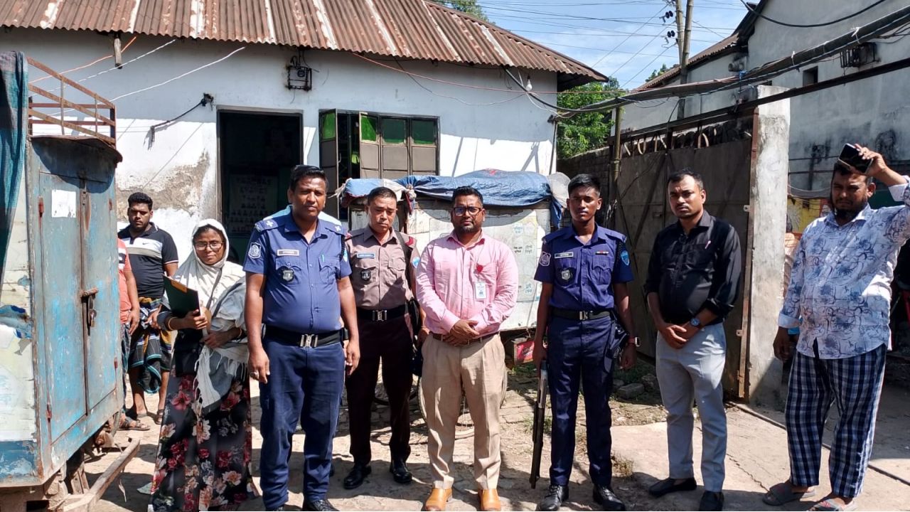 কুমিল্লায় ক্ষতিকর কাপড়ের রঙ ও নকল প্যাকেজিং: বেকারিকে জরিমানা
