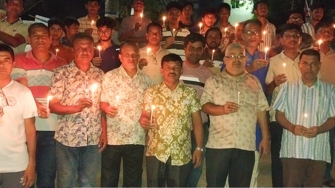 কুমিল্লায় নিহতদের স্মরণে ‘একুশে শারদ’: নানুয়াদিঘীর পাড়ে জ্বলল শ্রদ্ধার প্রদীপ