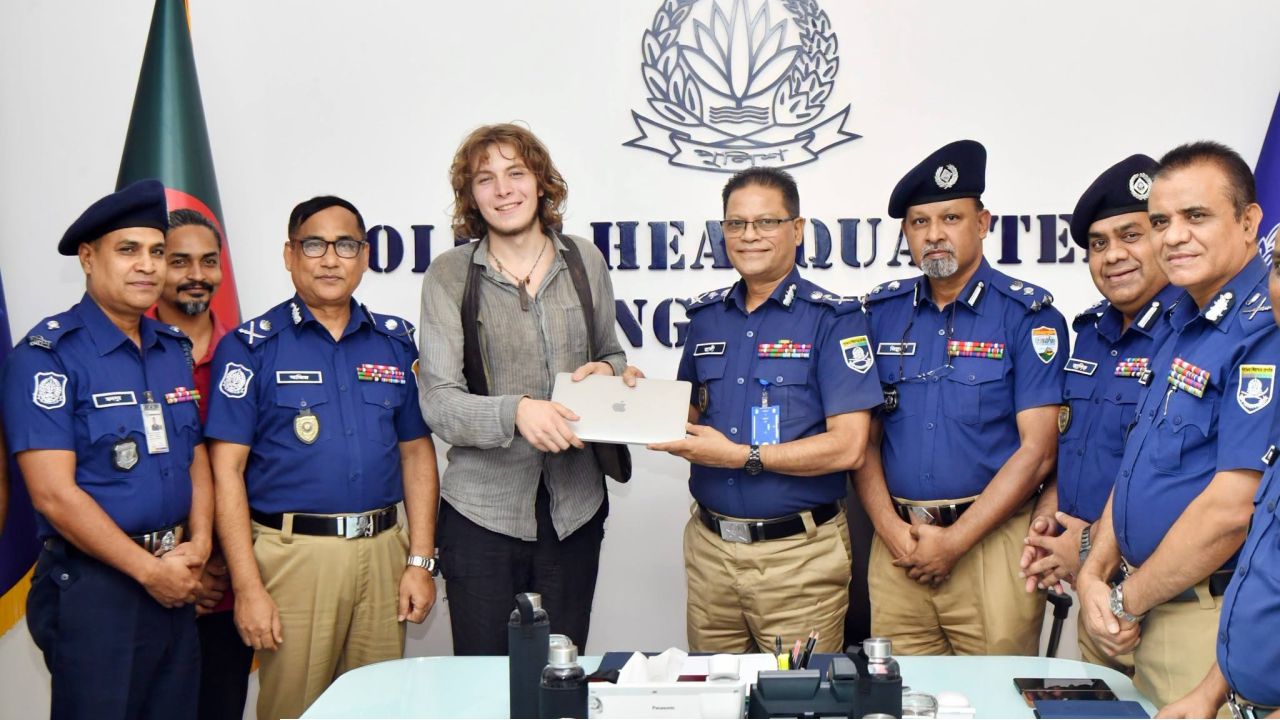 জার্মান পর্যটকের উদ্ধারকৃত ল্যাপটপ হস্তান্তর করলো পুলিশ