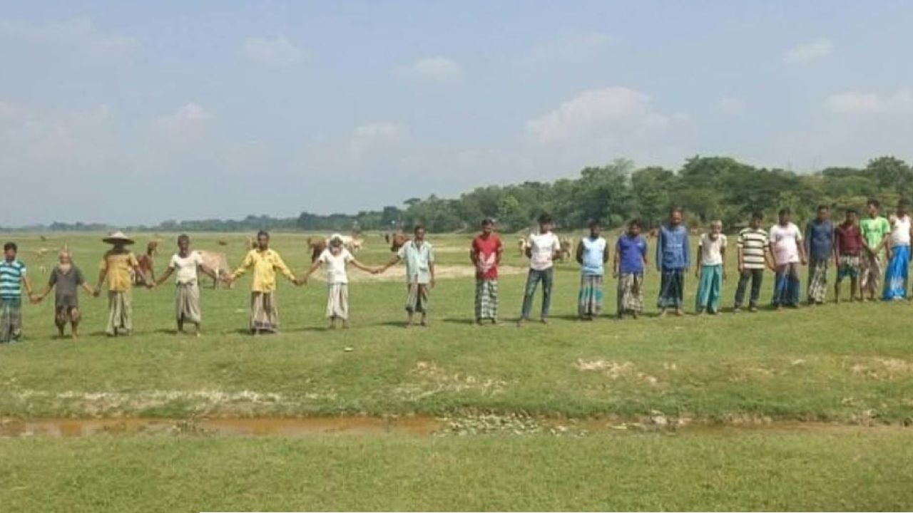 কৃষিজমির কাজ ও গবাদিপশুর চারণভূমি রক্ষায় মানববন্ধন