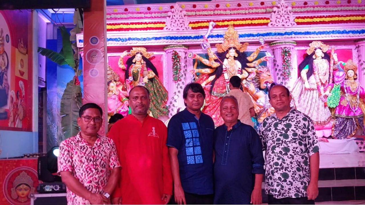 বরুড়ার মহেশপুর রাধাকৃষ্ণ মন্দিরে শারদীয় দুর্গোৎসব পরিদর্শনে জেলা ঐক্য পরিষদের নেতৃবৃন্দ