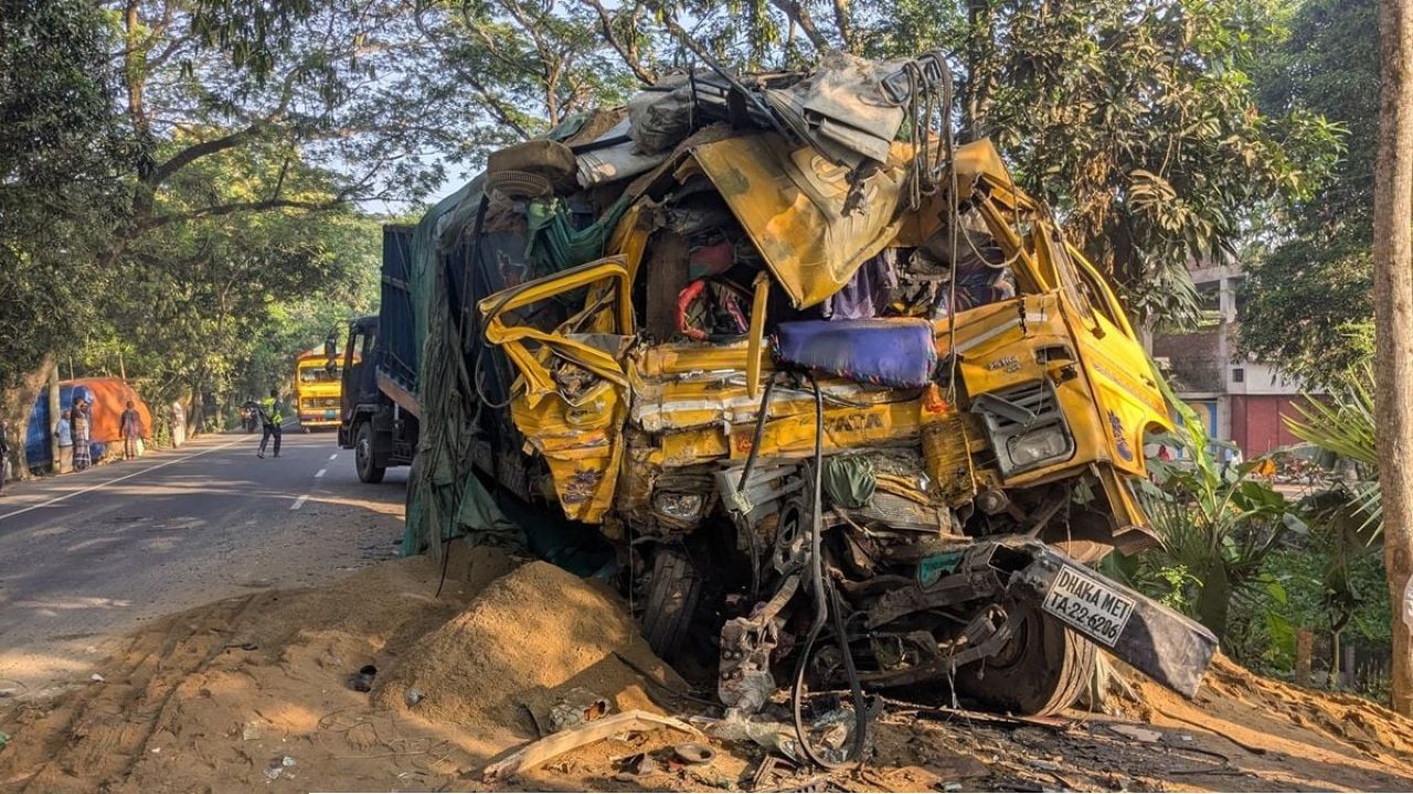 নাটোরের বনপাড়ায় বাস-ট্রাক সংঘর্ষে নিহতের সংখ্যা বেড়ে ১৪, আহত ৩২