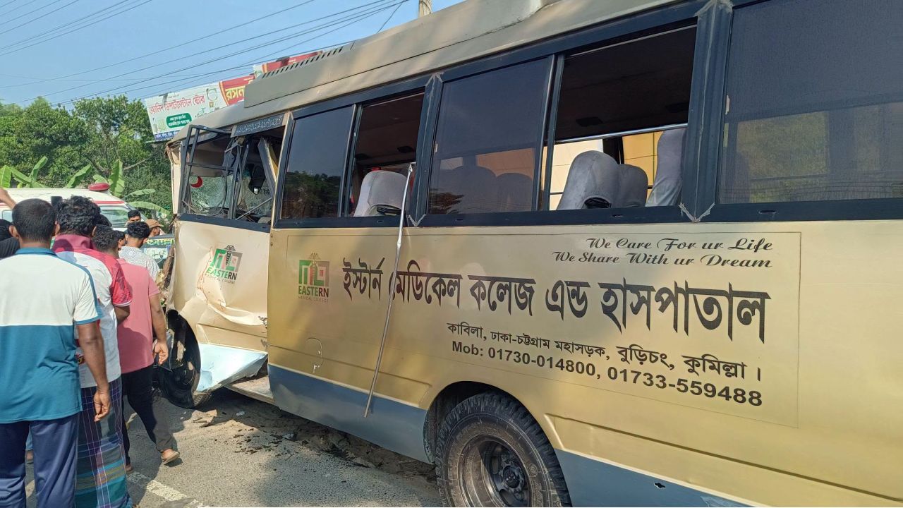 ঢাকা-চট্টগ্রাম মহাসড়কের কুমিল্লার কাবিলা ইউটার্নে বাস-সিএনজি-কাভার্ড ভ্যানের ত্রিমুখী সংঘর্ষে আহত ১৫