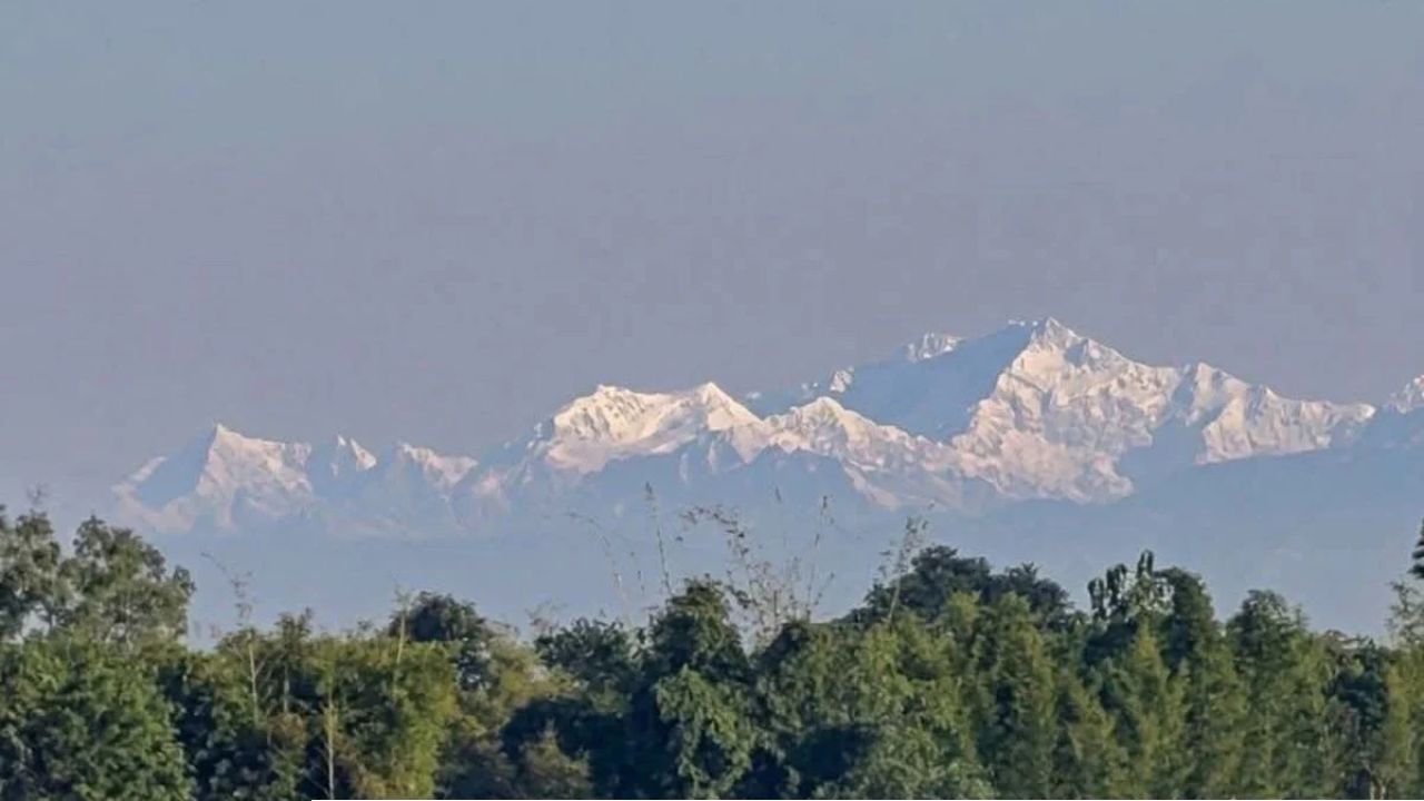 নীলাকাশে উঁকি দিচ্ছে কাঞ্চনজঙ্ঘা, তেঁতুলিয়ায় পর্যটকের ভিড়