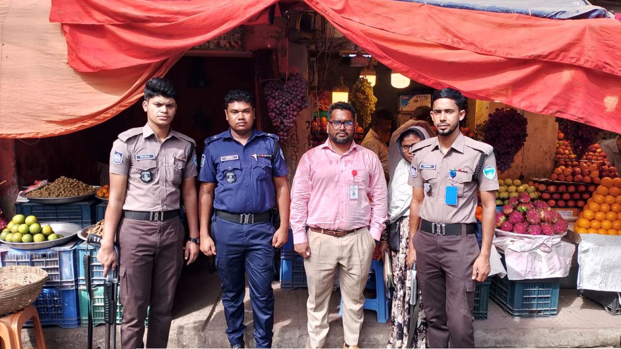 কুমিল্লায় রঙের গোটা দিয়ে দধি তৈরি ও অতিরিক্ত দামে ফল বিক্রি: ৪ প্রতিষ্ঠানকে ২৯ হাজার টাকা জরিমানা
