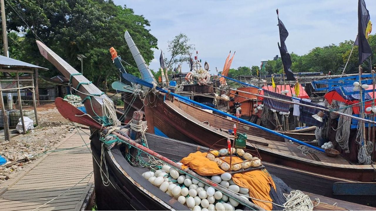 ঘূর্ণিঝড় ‘অর্ণব’ ও বৈরী আবহাওয়ায় আটকে আছে উপকূলের ইলিশ শিকারের সাগরযাত্রা