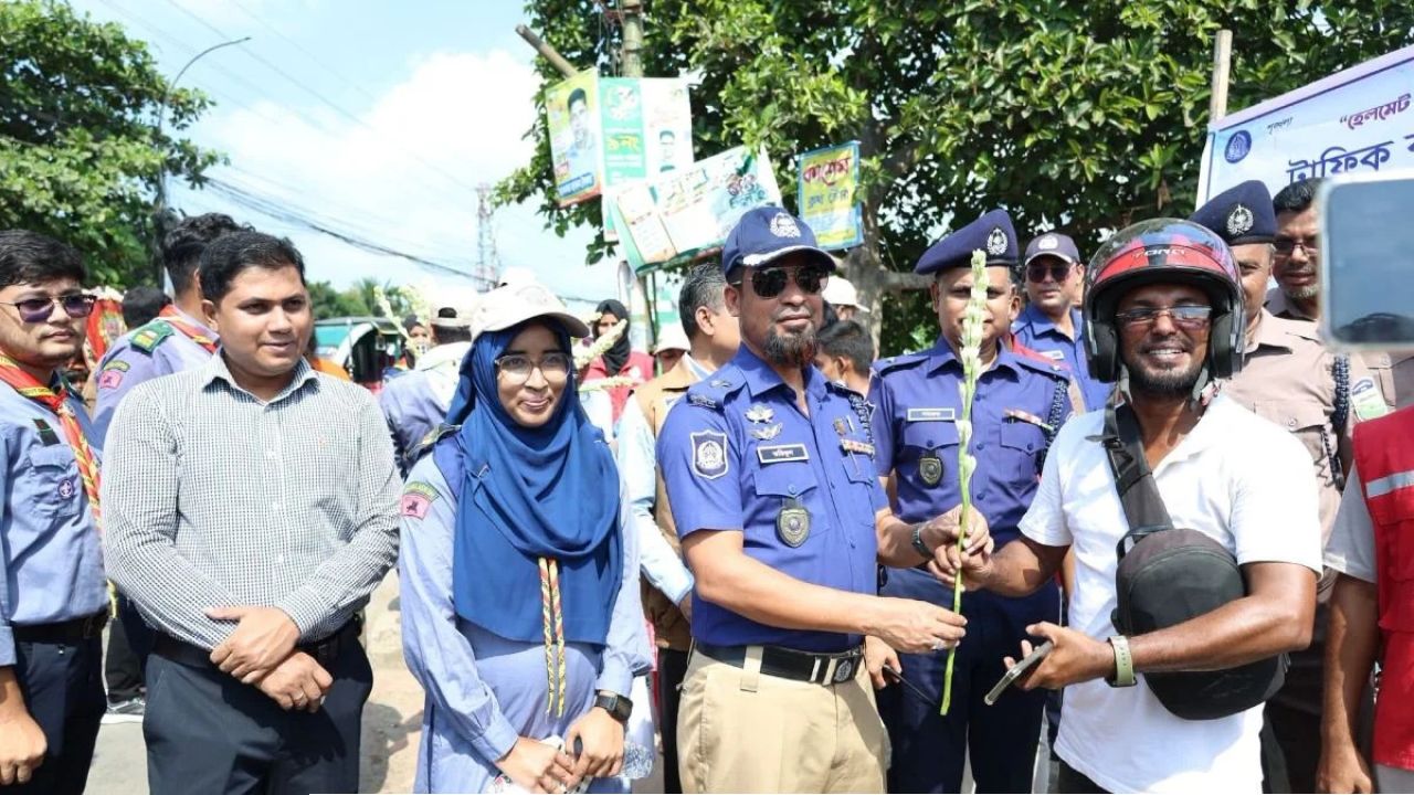 হেলমেট পরা চালকদের ফুল দিয়ে শুভেচ্ছা জানাল পুলিশ