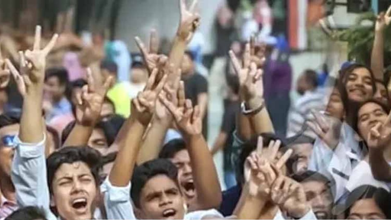 মুরাদনগরের ১২ কলেজে এইচএসসির পাসের হার প্রায় ৪০ শতাংশ, জিপিএ-৫ পেয়েছে ১৭ জন